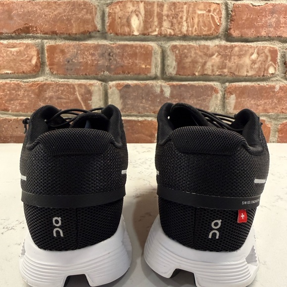 On cloud Running black and white - Picture 8 of 8